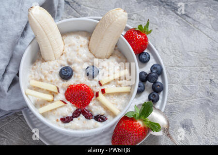 Lapin de Pâques petit déjeuner porridge Banque D'Images