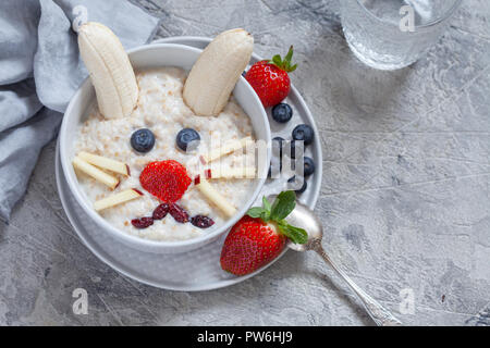 Lapin de Pâques petit déjeuner porridge Banque D'Images