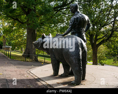 Statue en bronze de Wojtek le soldat porter par le sculpteur Alan Heriot, Princes Street Gardens, Édimbourg, Écosse, Royaume-Uni Banque D'Images