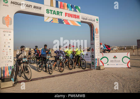 Course de vtt, cross country, le début. Muscat, Oman Banque D'Images