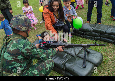 Chiang Rai, Thaïlande - 13 janvier 2018 : Journée des enfants 2018 à la 37 ème Région Militaire Army Camp, Mengrai Fort. Banque D'Images