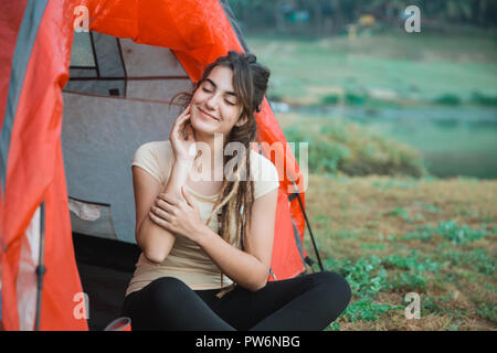 Young caucasian woman réveil le matin Banque D'Images