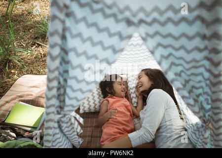 Camping de la mère et une fille dans la nature Banque D'Images