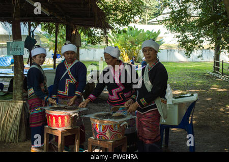 Chiang Rai, Thaïlande - 11 décembre 2017 : Le Festival, les 10 tribus des groupes ethniques au sein de Mae Sai. Banque D'Images