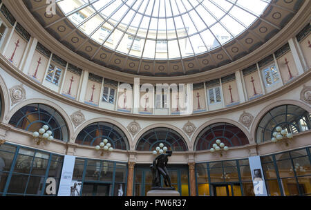 Construit en 1823, à la Galerie Colbert est arcade couverte appartient à la biblioth que nationale. Il est classé monument historique souvent utilisé pour le cinéma . Banque D'Images