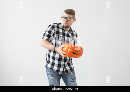 Halloween, vacances, l'automne et personnes concept - Happy man holding a jack-o-lanterne citrouille. Banque D'Images