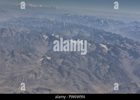 Vue aérienne des montagnes de l'Afghanistan avec la gamme du Pamir au Tadjikistan dans l'arrière-plan Banque D'Images