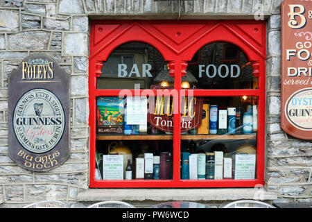 Une enseigne de pub typique, Kenmare, comté de Kerry, Irlande - John Gollop Banque D'Images