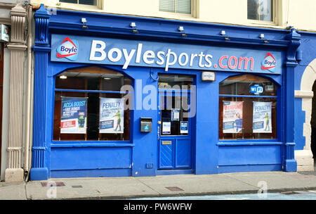 L'extérieur de l'Irlandais et bookmakers, Kenmare, comté de Kerry, Irlande - John Gollop Banque D'Images