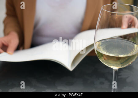 Femme avec choix de menu au restaurant des plats. Banque D'Images