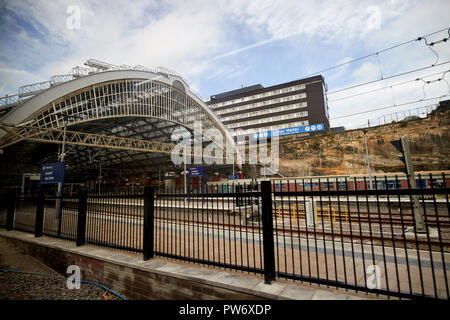 À la recherche à travers la fenêtre du train arrivant sur les approches à la gare de Lime Street Liverpool Merseyside England UK Banque D'Images