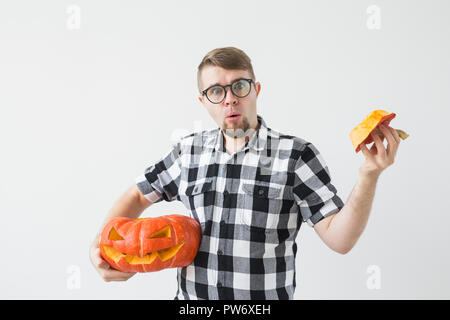 Halloween, vacances, l'automne et personnes concept - Happy man holding a jack-o-lanterne citrouille. Banque D'Images