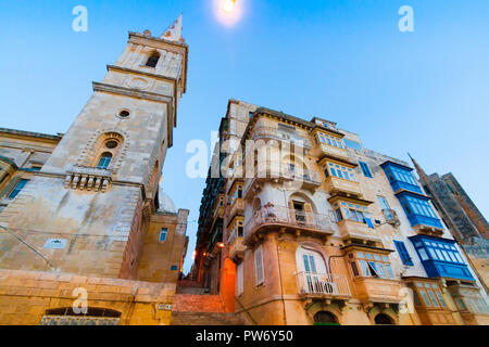 Vue de nuit des bâtiments au centre-ville de Valleta, Malte Banque D'Images