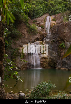 Budlaan chutes d'activités de plein air randonnées le long d'une rivière d'eau du ruisseau en passant le pont de bambou, d'une série d'images dans la province de Cebu Banque D'Images