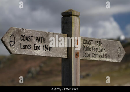 Direction sur le sentier du Littoral à Cornwall Banque D'Images