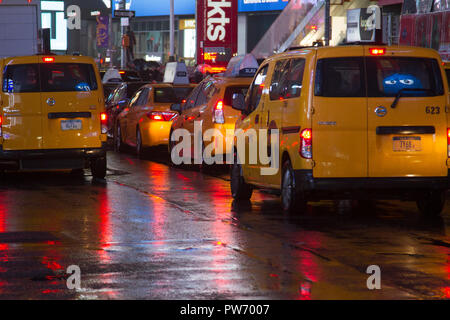 Les taxis jaunes sous la pluie, Time Square, New York, USA Banque D'Images