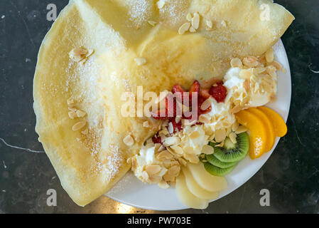 Crêpe aux fruits exotiques avec de la crème glacée Banque D'Images