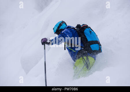 Skieur freeride ski sac à dos avec descente sur neige poudreuse Banque D'Images