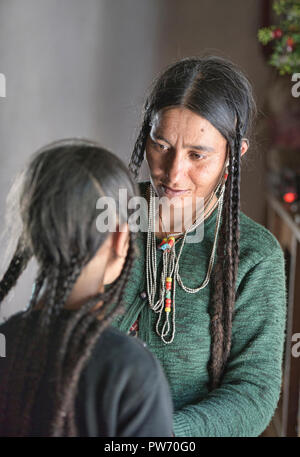 Aryan (Brogpa) fille et sa mère, Biama village, Ladakh, Inde Banque D'Images