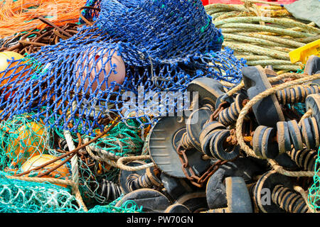 Close up tas de filets de pêche aux couleurs vives et flotte sur le quai à Newquay en Cornouailles, Angleterre, RU Banque D'Images