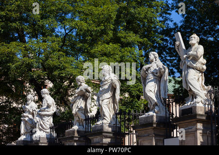 Statues de saints à l'Église des Apôtres Pierre et Paul dans la vieille ville de Cracovie en Pologne, ville des sculptures de calcaire conçu en 1722 par Kacper B Banque D'Images