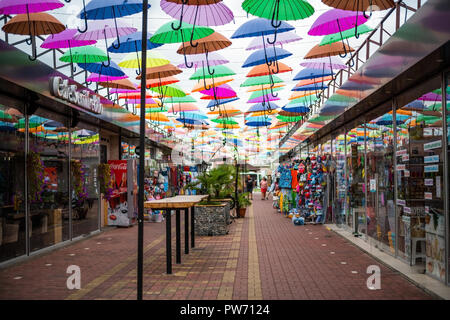 ADLER, RUSSIE - Septembre 2018 : alley planeur parapluies à Sotchi. Cet endroit est populaire auprès des touristes. Banque D'Images