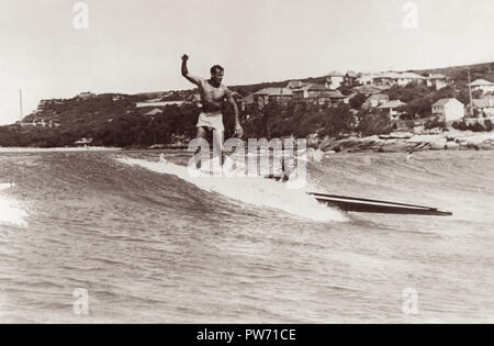 L'homme et la femme sur un tandem surf longboard en 1945 à Manly Beach, Sydney, Australie. (Photo de Ray Leighton) Banque D'Images