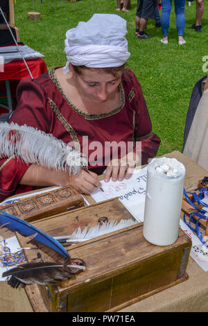 Bellinzona, Suisse - 27 mai 2018 : femme griffonnés qui tire une peinture à Castelgrande château à Bellinzona sur les Alpes Suisses Banque D'Images