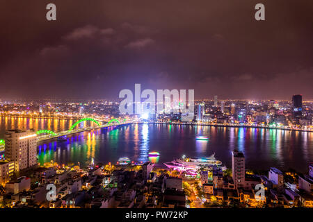 La nuit sur la rivière Da Nang Vietnam Banque D'Images