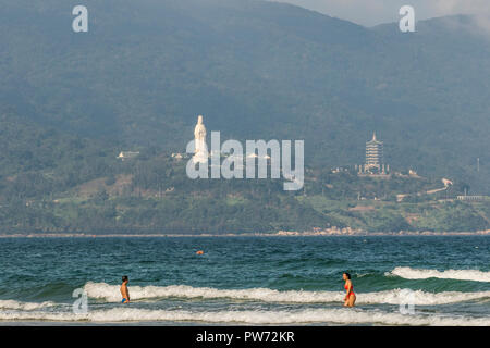 Les personnes bénéficiant d'une journée sur la plage de Da Nang Vietnam Banque D'Images