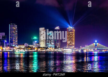 La nuit sur la rivière Da Nang Vietnam Banque D'Images