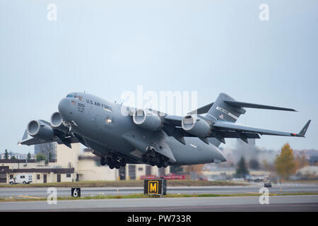 Un Air Force C-17 Globemaster III exploité par la 3e Escadre des taxis sur la piste durant le transport de parachutistes de l'Armée de la 4th Infantry Brigade Combat Team (Airborne), 25e Division d'infanterie de l'armée américaine en Alaska, au cours de l'exercice Arctic Anvil 19-01 at Joint Base Elmendorf-Richardson, Alaska, 9 octobre 2018. 19-01 de l'enclume de l'Arctique est une multi-nationale, commune, force, c.-à-d'entraînement conçu pour fournir la 1ère Stryker Brigade Combat Team un événement de formation réalistes et rigoureuses qui valide leur capacité à combattre et gagner en tant qu'équipe interarmes en préparation de leur rotation à l'armée natio Banque D'Images