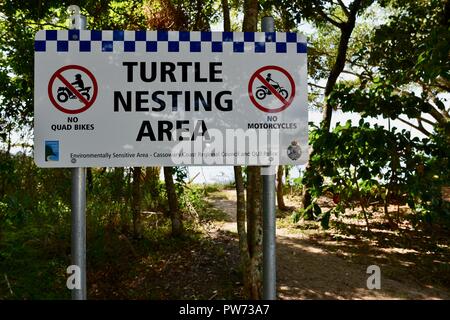 La zone de nidification des tortues signe, scènes de Flying Fish Point, Queensland, Australie Banque D'Images