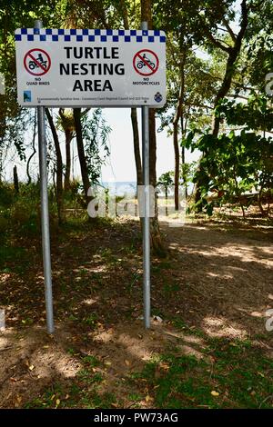 La zone de nidification des tortues signe, scènes de Flying Fish Point, Queensland, Australie Banque D'Images