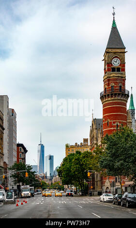 Ancien bâtiment de l'horloge et le centre-ville de gratte-ciel de Manhattan à la sixième bas ave Banque D'Images