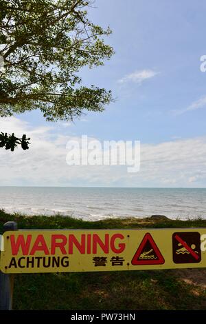 Panneau d'avertissement pour les crocodiles d'eau salée, des scènes de Flying Fish Point, Queensland, Australie Banque D'Images