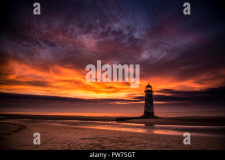 Point d'Ayr phare de Talacre Beach au coucher du soleil sur la côte nord du Pays de Galles, Banque D'Images