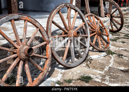 Roues de chariot en bois ancien Banque D'Images