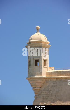 La tour Guardiola à Sliema, Malte. La plupart des trois villes sur le fond de l'attraction place ciel bleu clair Banque D'Images