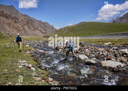 River Crossing à l'épopée des hauteurs de l'Alay itinéraire, l'Alay, le Kirghizistan Banque D'Images