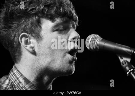 Tom Grennan très tôt au petit concert en ville Bedford 2013 Banque D'Images