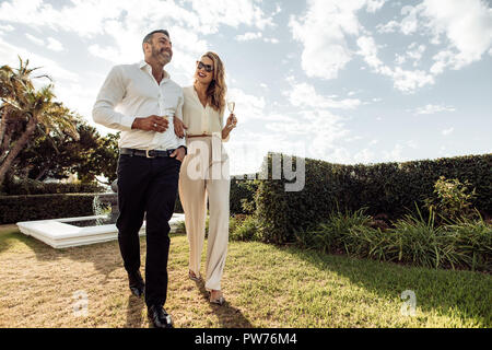 Couple avec un verre de vin et profiter de chaque compagnie d'autres. L'homme et la femme avec un verre et s'amuser en plein air. Banque D'Images