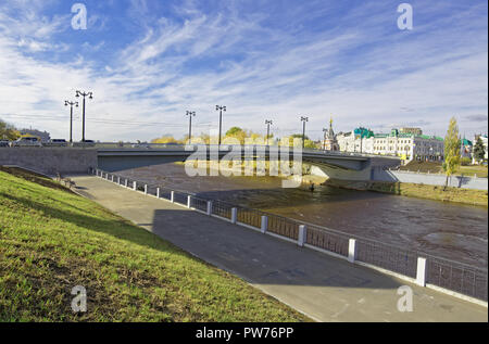 Éditorial. Omsk, Russie - 09 octobre 2018. Neuf,entièrement reconstruit Jubilé pont sur la rivière Om. Vue depuis la digue Banque D'Images