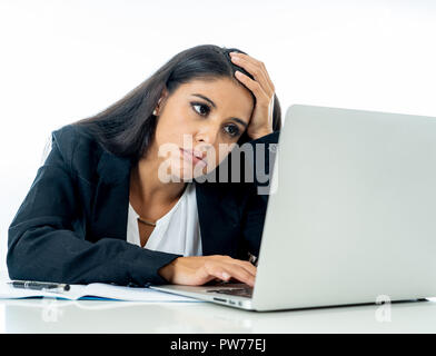 Young attractive businesswoman désespérés et frustrés de travailler sur ordinateur portable chez Bureau en heures supplémentaires et de non respect de ceux espoirs ou professi Banque D'Images