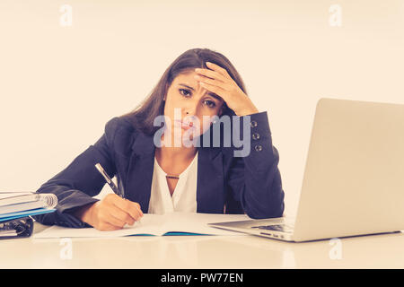 Young attractive businesswoman désespérés et frustrés de travailler sur ordinateur portable chez Bureau en heures supplémentaires et de non respect de ceux espoirs ou professi Banque D'Images