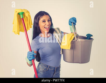 Beautiful happy woman holding latin nettoyage de l'équipement en service de nettoyage et de ménage, professionnel du ménage isolé sur fond bleu. Banque D'Images