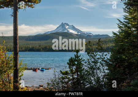 L'Oregon est Mt. Jefferson s'élève majestueusement au-dessus du lac Olallie dans le Mt. Hood National Forest Banque D'Images