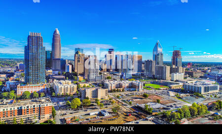 Le centre-ville de Charlotte, Caroline du Nord, USA Skyline Aerial Drone Banque D'Images