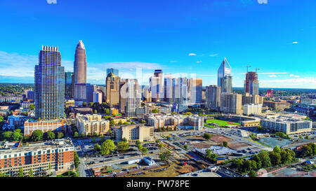 Le centre-ville de Charlotte, Caroline du Nord, USA Skyline Aerial Drone Banque D'Images