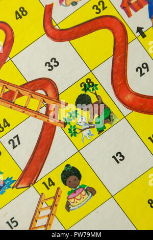 WOODBRIDGE, NEW JERSEY - 13 octobre 2018 : un circa 1980 jeu de Chutes and Ladders est illustré. Banque D'Images